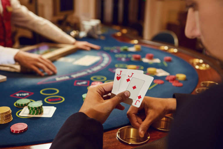 Un joueur de blackjack.