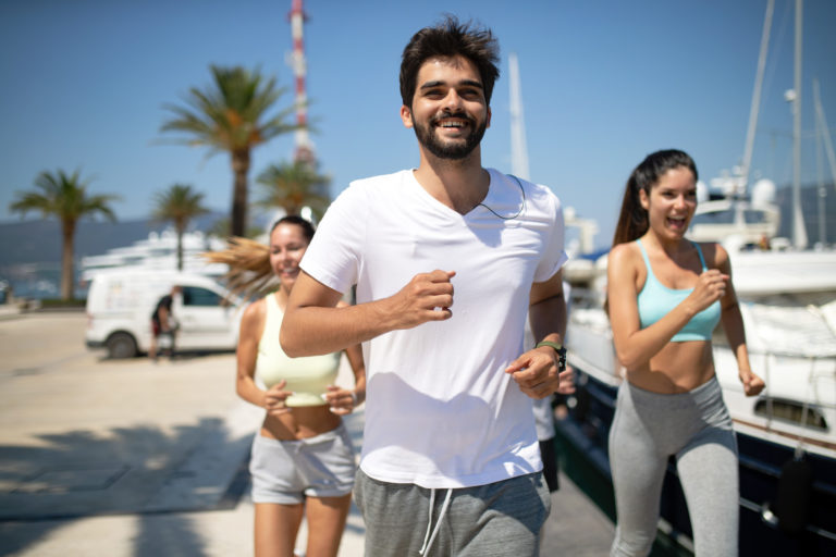 Des joggers profitent d'une séance de course en alliant confort et performance.