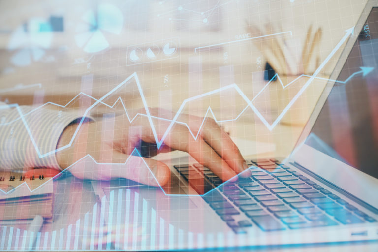 Un Data analyst sur son ordinateur.