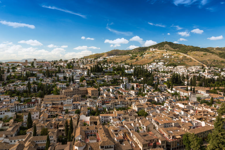 Une vue magnifique de la ville de Grenade.