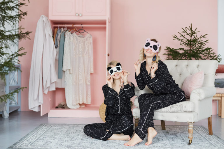 Deux belles dames dans des pyjamas femme stylés.