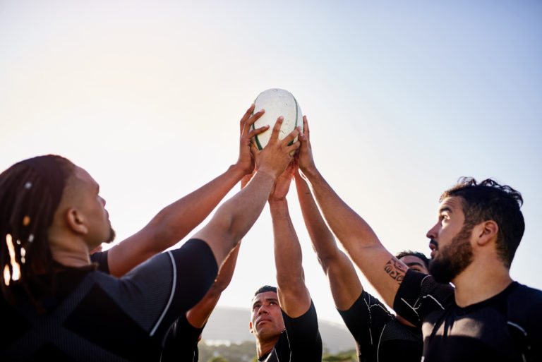 Une cohésion d'équipe au sein des joueurs de rugby.