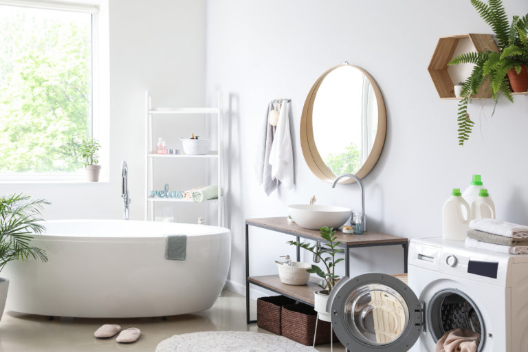 Une salle de bains moderne.