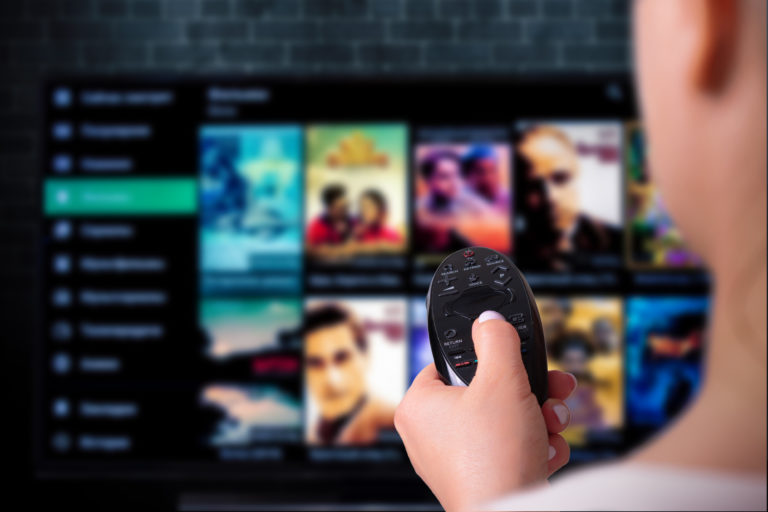 Un cinéphile essayant de consulter un site de streaming.